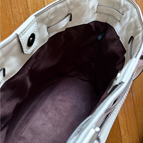 Michael Kors Medium Blakely quilted leather bucket bag in white. - Picture 9 of 12